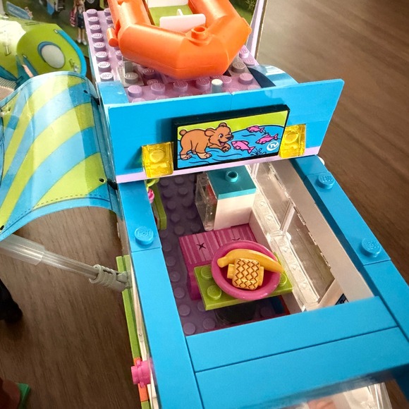 LEGO Friends Mia's Camper Van Set 41339 - Picture 5 of 7